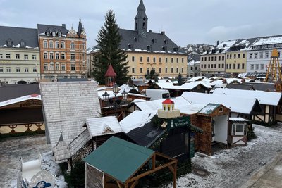 Die Buden für den Annaberger Weihnachtsmarkt sind aufgebaut. Nun müssen sie noch fertig eingeräumt werden.