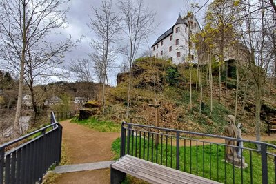 Erwachende Natur, idyllische Wege, Plätze zum Verweilen, schöne Ausblicke und einige Kunstwerke – der Schlosspark von Schwarzenberg.
