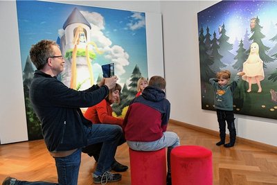 Kersten und Daniela Beulich mit ihren Kindern Samuel (8), Lukas und Lydia (4) in der Sterntaler-Ausstellung im Schloss Lichtenwalde. Mit der Planet-Mystery-App wird die Foto-Kulisse lebendig. 
