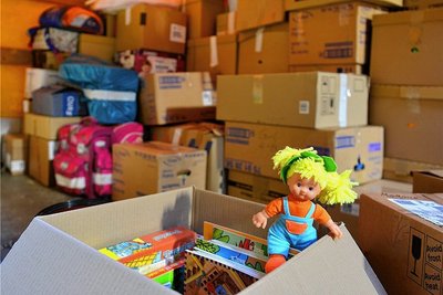 Spielsachen und Weihnachtsgeschenke werden  im Lager in Hainichen gesammelt.