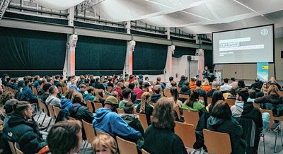 Volles Haus in der Halle 2 der Messe Chemnitz. Baubürgermeister eröffnet die Präsentation zum Projekt Konkordiapark. 