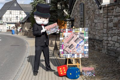Mister Monopoly marschierte am Montag für den Pressetermin durch Neudorf. Die Erzgebirgsversion geht mit 10.000 Spielen an den Start, punktgenau fürs Weihnachtsgeschäft.