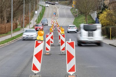 Noch fehlt die Mittellinie, daher stehen Warnbaken: Auf der B 169 in Bad Schlema sind nächste Woche auch Markierungsarbeiten geplant. Dafür ist die Straße halbseitig zu.