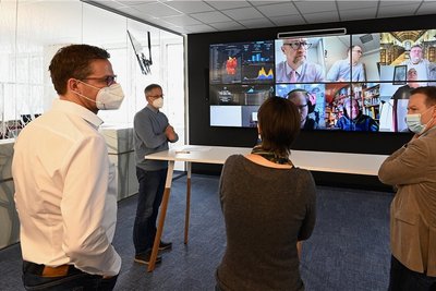 Wie wird die Nachrichtenauswahl (im Bild der "Freie Presse"-Newsroom) gesteuert, an welchen Prinzipien richten Journalisten ihre Arbeit aus? Die Volkshochschule widmet den Medien eine Veranstaltungsreihe. 