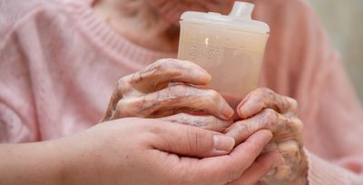 In den Pflegeheimen könnte sich die bereits angespannte Personalsituation durch die Impfpflicht weiter verschärfen. 