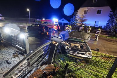 Der VW ist in einem Grundstück an der Unteren Hauptstraße gelandet.