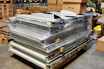 Auch Türen und Fenster zur Reparatur zerstörter Wohnungen in der Ukraine werden gesucht.