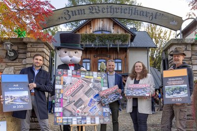 Bei der Präsentation. André Härtel (Nickelhütte), Florian Freitag (Polar 1), Janet Hahn (Volksbank) und Gastgeber Jürgen Huss (v. l.). Sehmatal verewigt sich falsch geschrieben.
