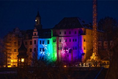 Am vierten Advent 2022 lockten Musikverein und Nachtwächter Hunderte Interessierte zum beleuchten Schloss. An diese Aktion will der diesjährige Weihnachtsmarkt anknüpfen.