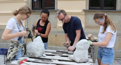 Das Bildhauerehepaar Jiang Bian Harbort und Sebastian Harbort leitet gemeinsam den Bildhauerkurs.