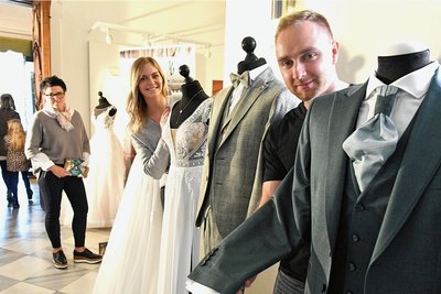 Luise Gerber und Alexander Nenning aus Frankenberg nutzten den Besuch auf der Hochzeitsmesse für die ersten Vorbereitungen auf die eigene Hochzeit, die im Sommer 2024 in Lichtenwalde mit vielen Gästen stattfinden soll.