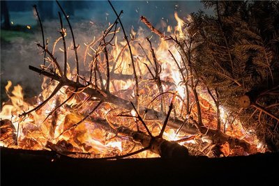 Das Verbrennen von Weihnachtsbäumen zu zelebrieren, das Ganze als Anlass für ein geselliges Treffen zu nutzen, wird nun auch in Breitenbrunn der Fall sein. 
