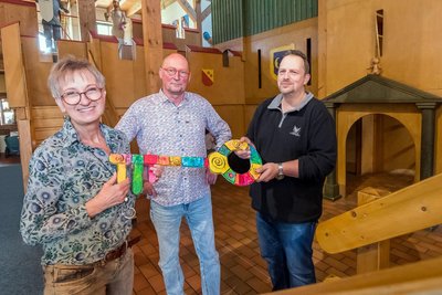 Manuela und Andreas Stock übergeben inmitten der hölzernen Kletterburg Martin Bosch (von links) den symbolischen Schlüssel. Das hat der Neue nun mit Stockhausen vor.
