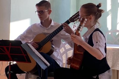 Die Vertreter der Musikschule Stollberg Lenny Harry Neef und Finja Kuche beim Spiel.