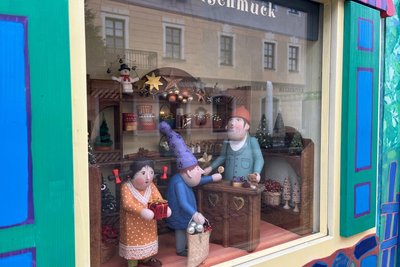 Auch ein Teil der Wichtelstadt am Markt – auf der Rathausseite – ist schon aufgebaut.