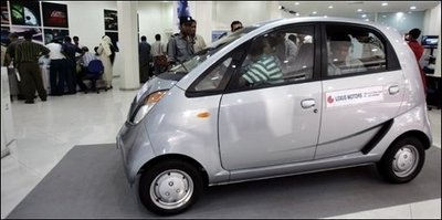Nach vielen Anlaufschwierigkeiten ist das billigste Auto der Welt in den Verkauf gegangen: Die Autohäuser in Indien nehmen ab jetzt Bestellungen für den Tata Nano entgegen.