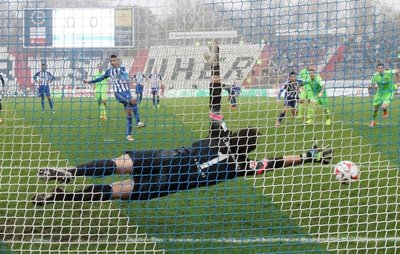 Dimitrij Nazarov erzielte per Handelfmeter das entscheidende 1:0. Torhüter Martin Männel ahnte die richtige Ecke, konnte den Treffer aber nicht verhindern.