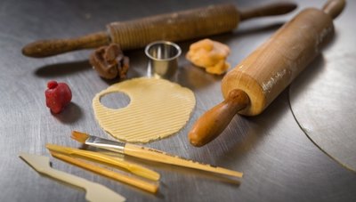 Werkzeuge für Konditoren: Pinsel sowie Rund- und Modellierhölzer.