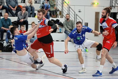 So kennen ihn die Fans des HC Glauchau/Meerane: Tobias Piller (am Ball) sucht am Kreis den Abschluss. 