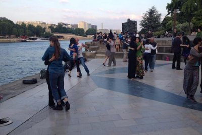 In Paris wird seit Jahrzehnten im Sommer auch direkt an der Seine Tango getanzt, am Quai Saint-Bernard.