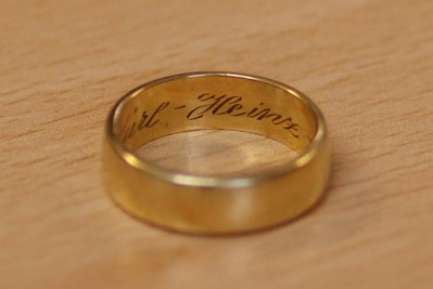Ein Ehering mit dem eingravierten Namen Karl-Heinz liegt auf einem Tisch in Schleiden. Ein Ranger hat den Ring an einem beliebten Wanderweg im Nationalpark Eifel gefunden. Jetzt wird nach dem Besitzer gesucht.
