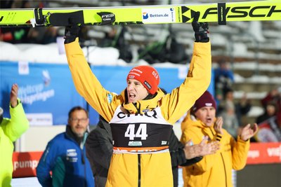 Karl Geiger jubelt über seinen Sieg beim Skisprung-Weltcup im Dezember 2023. In der Saison 2024/25 gehört Klingenthal nicht zu den Stationen im Weltcup.