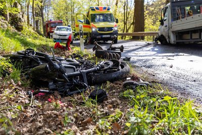 Der Aufprall war so heftig, dass beim Transporter die Vorderachse herausgerissen wurde.