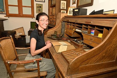 Kate Perry im original erhalten gebliebenen Kontor der Händler-Familie Pfretzschner das sich im Gerber-Hans-Haus befindet.