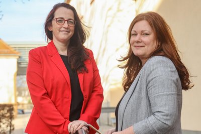 Simone Friedrich und Nadine Dörfler von der Limbacher Wirtschaftsförderung setzen auf offensive Werbung, um Ärzte für die Stadt zu begeistern.