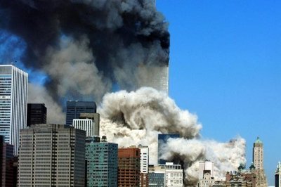 Der Südturm des World Trade Centers stürzt am 11. September 2001 in einer gigantischen Staubwolke in sich zusammen. Hunderte Zivilisten und Rettungskräfte werden von den Trümmern verschüttet.