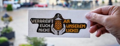 Die eigens für die Kundgebung am Dienstag angefertigten 2000 Aufkleber waren schnell vergriffen. Ab nächste Woche soll es sie wieder geben.