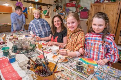 Adrian, Emma (von links), Annika und Lena (von rechts) lassen sich von Mitarbeiterin Daniela Seifert (Mitte) inspirieren. Die Kinder besuchen die Theodor-Körner-Schule Freiberg.