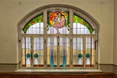 1906 wurde das Annaberger Stadtbad eröffnet. Dass sämtliche Bleiglasfenster erhalten geblieben sind, erstaunt beim Anblick der grauen Fassade. Das Gebäude auf 350 Quadratmeter Fläche steht zurecht unter Denkmalsschutz.