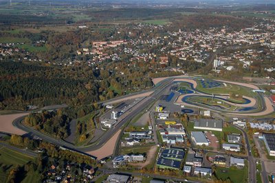Ringsum Häuser: Der Sachsenring liegt nicht abgeschieden, sondern mitten in bebautem Gebiet zwischen Oberlungwitz und Hohenstein-Ernstthal.
