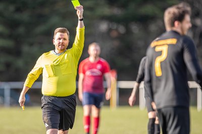 Der Mann in Gelb, Paul Leiteritz, musste beim Kellerduell der Fairplaytabelle insgesamt sechsmal den gelben Karton zücken.