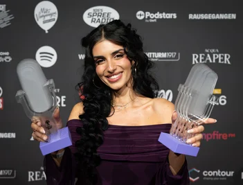 "Take Me Späti"-Moderatorin Sara Arslan sahnte beim Deutschen Podcast Award ab.