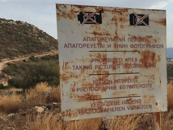 Dieses Schild ist kein Deko-Element. Fotografierverbote gelten in vielen Ländern, besonders rund um Militär- und Sicherheitsbereiche.