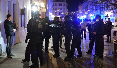 Die Polizei hat in der Vergangenheit im Zusammenhang mit den sogenannten Montagsspaziergängen in Freiberg mehrfach die Identität von Personen festgestellt, die im Verdacht stehen, gegen geltendes Recht verstoßen zu haben. Die Aufnahme ist auf der Petersstraße entstanden. 