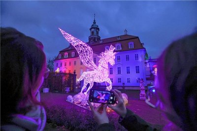 Noch bis zum 8. Januar ist die Lumagica-Schau im Barockpark in Lichtenwalde zu sehen. Auch Pegasus ist als Lichtgestalt vor dem Schloss gelandet. 