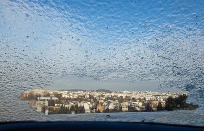 Dicke Eisschichten auf den Autoscheiben erschwerten Verkehrsteilnehmern am Montagfrüh zusätzlich den Alltag. Regen gefror innerhalb von Sekunden, auch auf den Straßen und Fußwegen.