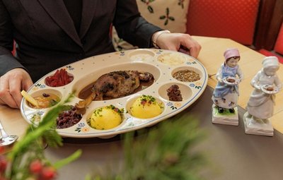 Zu Weihnachten kommen die Menschen im Erzgebirge zusammen und zelebrieren gemeinsam ein großes Festessen. Was dabei aufgetischt wird, ist ganz unterschiedlich. Traditionell ist es bei vielen Familien noch immer das Neinerlaa, das etwa im Annaberg-Buchholzer Ratskeller von Matthias Singer auf speziellen Tellern nach "Buchholzer Hanghiehner-Art" angeboten wird. 