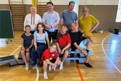 Das ist ein Teil der Theatergruppe, die unter der Regie von Werner Haas (ganz hinten links) momentan das Stück "Momo" von Michael Ende probt.