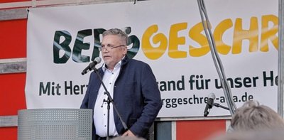 Oberbürgermeister Rolf Schmidt war einer der Redner beim Protest. Wer nicht dabei war, soll sich bald auf der Internetseite "Berggeschrey" darüber informieren können und erfahren, was nun geplant ist.