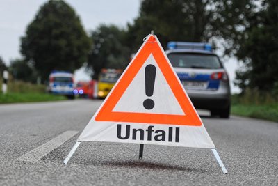 In Claußnitz sind ein Bus und ein 18-Jähriger zusammengestoßen.