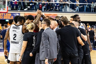 Als Team gewonnen: die Niners Chemnitz nach dem Sieg am Sonntagnachmittag in Rostock.