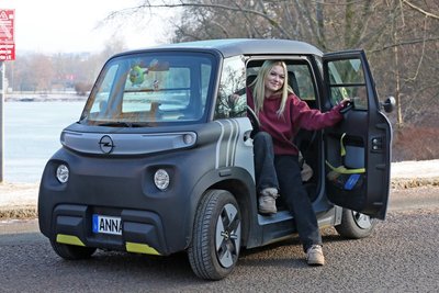 Annas Autochen sieht von vorn wie von hinten fast gleich aus.