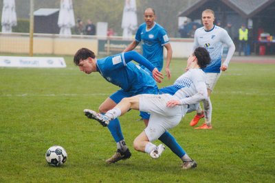 Richard Rühling (rechts) wird hier von seinem Stahnsdorfer Gegenspieler gestoppt.