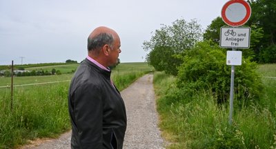 Seit Jahren ist der Radweg am Drosselsteig in schlechtem Zustand: Eubas Ortsvorsteher Thomas Groß steht vor dem Abschnitt, ab dem der Radweg in Richtung Erdmannsdorf ausgebaut werden soll. 