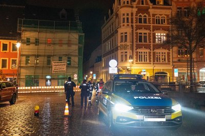 Zur Sicherung der Gefahrenstelle rückten am Abend dann die Feuerwehr sowie Mitarbeiter des Stadtbauhofs an. Die Einsatzkräfte sperrten die betroffene Kreuzung vollständig ab und errichteten mobile Zaunfelder.