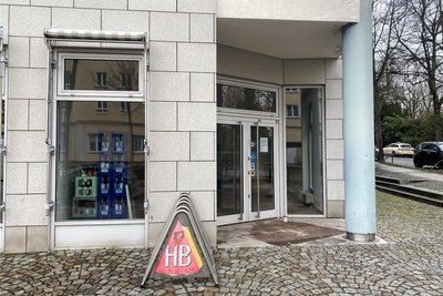 Nach 23 Jahren schließt auch ein Getränkemarkt und Kiosk. Lediglich ein paar Kisten Wasser und ein Aushang der Familie bleiben zurück.